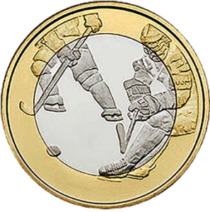 À la brocante, j'ai découvert une collection d'euros fascinante, incluant une pièce finlandaise de 5 euros dédiée au hockey sur glace. Le verso, neuf et éclatant, montrait des joueurs en pleine action. Une caméra vintage, une radio ancienne et un livre rare sur le sport finlandais complétaient ce trésor.