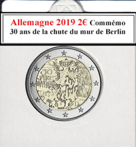 À la brocante, j'ai déniché une collection d'euros incluant la pièce allemande de 2019 de 2 euros commémorant les 30 ans de la chute du mur de Berlin. J'ai aussi trouvé une caméra vintage, une radio ancienne et un livre ancien sur l'Allemagne. Chaque trésor évoquait un fragment de l'histoire.