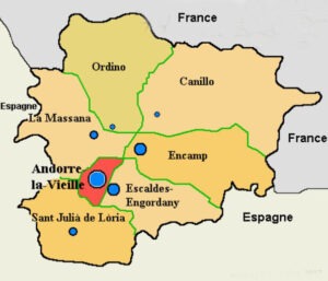 La carte d'Andorre montre un petit pays enclavé dans les Pyrénées, entre la France et l'Espagne. Montagneux et verdoyant, il inclut des vallées profondes et des villages pittoresques. La capitale, Andorre-la-Vieille, est centrale. Les routes principales relient aux pays voisins. Ses frontières sont sinueuses, adaptant la topographie.
