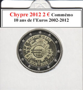 La collection d'euros de Chypre propose une pièce commémorative de 2€ datant de 2012, marquant une décennie d'adoption de l'Euro (2002-2012). Cet émetteur spécial souligne l'intégration économique de Chypre dans la zone euro et son impact sur la stabilité financière. Elle est prisée par les collectionneurs pour sa signification historique et son design distinctif.