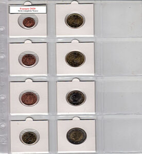 Une série complète neuve d'euros d'Espagne de 2020 comprendrait toutes les pièces émises cette année-là, dans un état immaculé et non circulé. Chaque pièce présente des designs uniques sur le recto, représentant divers symboles et figures historiques espagnoles, une collection prisée par les amateurs pour sa complétude et sa valeur numismatique.