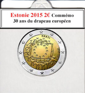 Lors d'une brocante, j'ai trouvé une collection d'euros captivante, incluant la pièce estonienne de 2 euros de 2015 commémorant les 30 ans du drapeau européen. Neuve et éclatante, elle célébrait l'unité européenne. Une caméra vintage, une radio ancienne et un livre rare sur l'Europe complétaient ce trésor historique.