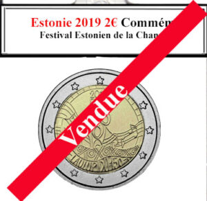 À la brocante, j'ai découvert une collection d'euros fascinante, incluant la pièce estonienne de 2 euros de 2019 commémorant le Festival Estonien de la Chanson. Cette pièce neuve reflétait la riche culture musicale d'Estonie. Une caméra vintage, une radio ancienne et un livre sur l'Estonie complétaient ce trésor historique.