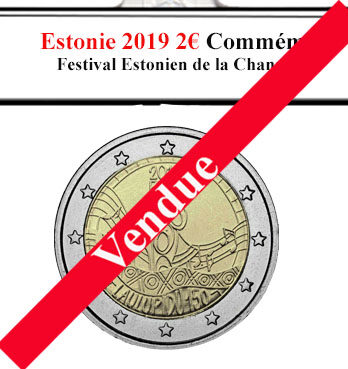 À la brocante, j'ai découvert une collection d'euros fascinante, incluant la pièce estonienne de 2 euros de 2019 commémorant le Festival Estonien de la Chanson. Cette pièce neuve reflétait la riche culture musicale d'Estonie. Une caméra vintage, une radio ancienne et un livre sur l'Estonie complétaient ce trésor historique.