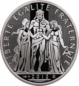 À la brocante, j'ai découvert une pièce rare : le 10 euros en argent de la France de 2012, mettant en vedette Hercule. Son design captivant et son état impeccable en faisaient un trésor numismatique. À côté, une caméra vintage capturait des souvenirs, une radio ancienne diffusait des histoires du passé, tandis qu'un livre ancien sur la mythologie enrichissait cette découverte historique.