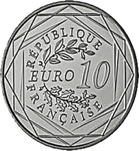 À la brocante, j'ai découvert une pièce rare : le 10 euros en argent de la France de 2012, mettant en vedette Hercule. Son design captivant et son état impeccable en faisaient un trésor numismatique. À côté, une caméra vintage capturait des souvenirs, une radio ancienne diffusait des histoires du passé, tandis qu'un livre ancien sur la mythologie complétait cette trouvaille historique.