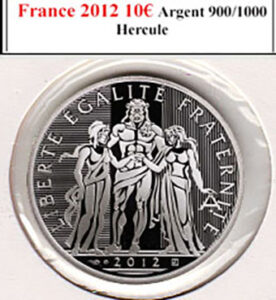 À la brocante, j'ai découvert une pièce rare : le 10 euros en argent de la France de 2012, mettant en vedette Hercule. Son design captivant et son état impeccable en faisaient un trésor numismatique. À côté, une caméra vintage capturait des souvenirs, une radio ancienne diffusait des histoires du passé, tandis qu'un livre ancien sur la mythologie complétait cette trouvaille historique.