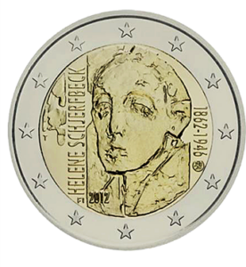 À la brocante, j'ai découvert une collection d'euros incluant la pièce finlandaise de 2 euros de 2012 commémorant Hélène Schjerfbeck. En parfait état, elle honorait l'artiste renommée. Une caméra vintage, une radio ancienne et un livre rare sur l'art finlandais complétaient ce trésor culturel et historique.