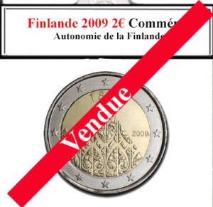 Lors d'une brocante, j'ai découvert une collection d'euros fascinante, incluant la pièce finlandaise de 2 euros de 2009 commémorant l'autonomie de la Finlande. Neuve et éclatante, elle symbolisait l'indépendance et l'autonomie nationale. Une caméra vintage, une radio ancienne et un livre rare sur l'histoire finlandaise complétaient ce trésor historique.