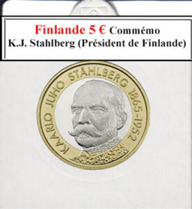 À la brocante, j'ai découvert une collection d'euros fascinante, comprenant une pièce finlandaise de 5 euros de 2016 commémorant K.J. Ståhlberg, premier président de la Finlande. Son verso, neuf et éclatant, honorait son leadership historique. Une caméra vintage, une radio ancienne et un livre rare sur l'histoire finlandaise complétaient ce trésor historique.