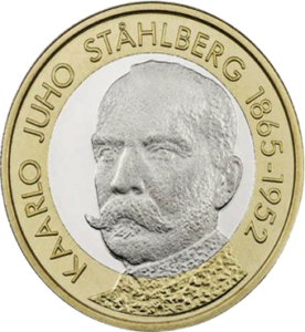 Lors d'une brocante, j'ai découvert une collection d'euros fascinante, notamment une pièce finlandaise de 5 euros de 2016 commémorant K.J. Ståhlberg, premier président de la Finlande. Son recto, neuf et éclatant, rendait hommage à son rôle historique. Une caméra vintage, une radio ancienne et un livre rare sur l'histoire complétaient ce trésor historique.