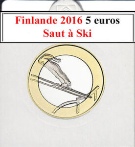 À la brocante, j'ai trouvé une collection d'euros fascinante, notamment une pièce finlandaise de 5 euros de 2016 commémorant le saut à ski. Son verso, neuf et brillant, illustrait cet événement emblématique. Une caméra vintage, une radio ancienne et un livre rare sur le sport finlandais enrichissaient ce trésor historique.