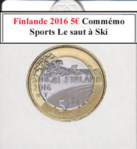À la brocante, j'ai découvert une collection d'euros fascinante, incluant une pièce finlandaise de 5 euros de 2016 dédiée au saut à ski. Son recto, neuf et éclatant, mettait en valeur cet événement sportif emblématique. Une caméra vintage, une radio ancienne et un livre rare sur le sport complétaient ce trésor historique.