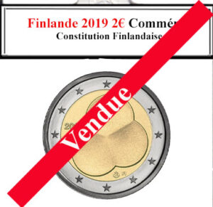 Lors d'une brocante, j'ai découvert une collection d'euros fascinante, incluant la pièce finlandaise de 2 euros de 2019 commémorant la Constitution finlandaise. Neuve et éclatante, elle célébrait les principes démocratiques du pays. À côté, une caméra vintage, une radio ancienne et un livre rare sur l'histoire constitutionnelle complétaient ce trésor historique.