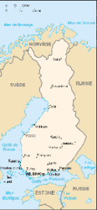 À la brocante, j'ai découvert une collection d'euros fascinante, comprenant une pièce finlandaise illustrant la carte du pays. Neuve et brillante, elle reflétait la géographie et l'identité nationale. À côté, une caméra vintage, une radio ancienne et un livre rare sur l'histoire de la Finlande complétaient ce trésor historique.