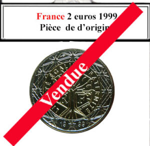 À la brocante, j'ai découvert une collection d'euros fascinante, incluant une rare pièce française de 2 euros de 1999, vendue dans sa forme originale. À côté, une caméra vintage, une radio ancienne et un livre ancien enrichissaient cette trouvaille unique, offrant un aperçu précieux de l'histoire numismatique européenne.