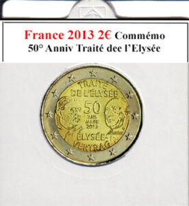 Lors d'une brocante, j'ai découvert une pièce française de 2 euros de 2013, neuve et brillante, commémorant le 50e anniversaire du Traité de l'Élysée. Son design captivant honorait l'amitié franco-allemande. À côté, une caméra vintage capturait des moments précieux, une radio ancienne diffusait des récits historiques, tandis qu'un livre ancien sur les relations franco-allemandes enrichissait cette trouvaille historique et diplomatique.