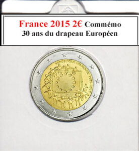 Lors d'une brocante, j'ai découvert une pièce française de 2 euros de 2015, commémorant les 30 ans du drapeau européen, en parfait état. Cette pièce symbolique captivait par son design. À côté, une caméra vintage immortalisait des moments, une radio ancienne diffusait des histoires européennes, tandis qu'un livre ancien sur l'Union européenne enrichissait cette découverte historique et culturelle.