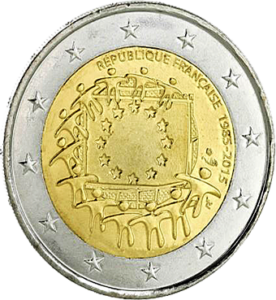 Lors d'une brocante, j'ai trouvé une pièce française de 2 euros de 2015, commémorant les 30 ans du drapeau européen, en parfait état. Son design symbolique captivait. À côté, une caméra vintage capturait des souvenirs, une radio ancienne diffusait des récits européens, et un livre ancien sur l'Union européenne enrichissait cette découverte historique et culturelle.