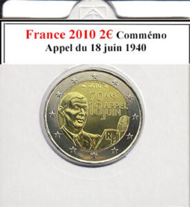 Lors d'une brocante, j'ai trouvé une pièce française de 2 euros commémorant l'Appel du 18 juin 1940, datant de 2010. Cet événement historique, symbolisé sur la pièce, est captivant. À côté, une caméra vintage capturait des moments, une radio ancienne diffusait des récits historiques, tandis qu'un livre ancien sur la Seconde Guerre mondiale enrichissait cette découverte émouvante.