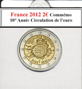 Lors d'une brocante, j'ai découvert une collection d'euros intéressante, incluant la pièce française de 2 euros de 2012 célébrant le 10e anniversaire de la circulation de l'euro, neuve et brillante. À côté, une caméra vintage capturait des moments, une radio ancienne diffusait des récits historiques, tandis qu'un livre ancien sur l'économie européenne complétait cette trouvaille enrichissante.