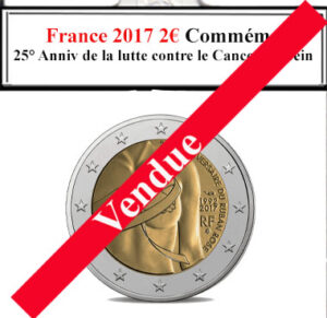 Lors d'une brocante, j'ai découvert une collection d'euros comprenant la pièce française de 2 euros de 2017, commémorant le 25e anniversaire de la lutte contre le cancer du sein. Neuve et vibrante, elle soutenait la cause de la santé des femmes. À côté, une caméra vintage, une radio ancienne et un livre rare sur la santé complétaient cette découverte enrichissante.