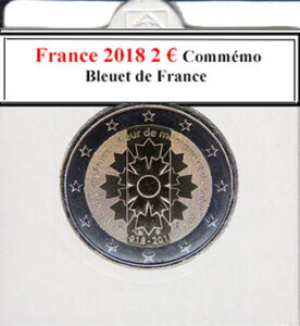 Lors d'une brocante, j'ai découvert une collection d'euros remarquable, comprenant la pièce française de 2 euros de 2018 commémorant le Bleuet de France, neuve et éclatante. À côté, une caméra vintage capturait des souvenirs figés, une radio ancienne diffusait des récits intemporels, tandis qu'un livre ancien sur l'histoire française complétait cette trouvaille empreinte de mémoire et de patriotisme.