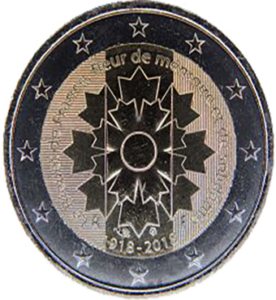Lors d'une brocante, j'ai découvert une collection d'euros remarquable, comprenant la pièce française de 2 euros de 2018 commémorant le Bleuet de France, neuve et éclatante. À côté, une caméra vintage capturait des souvenirs figés, une radio ancienne diffusait des récits intemporels, tandis qu'un livre ancien sur l'histoire française complétait cette trouvaille empreinte de mémoire et de patriotisme.