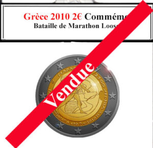 À la brocante, j'ai trouvé une pièce grecque de 2 euros de 2010, commémorant la Bataille de Marathon, en parfait état. Son design historique captivait par son détail et sa symbolique. À côté, une caméra vintage capturait des souvenirs, une radio ancienne diffusait des récits épiques, tandis qu'un livre ancien sur la Grèce antique enrichissait cette découverte historique et culturelle mémorable.