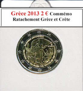 À la brocante, j'ai découvert une pièce grecque de 2 euros de 2013, neuve et brillante, commémorant le rattachement de la Crète à la Grèce. Son design historique captivait par sa symbolique forte. À côté, une caméra vintage immortalisait des moments précieux, une radio ancienne diffusait des récits historiques, tandis qu'un livre ancien sur la Grèce enrichissait cette découverte culturelle et territoriale remarquable.
