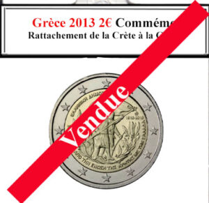 À la brocante, j'ai découvert une pièce grecque de 2 euros de 2013, commémorant le rattachement de la Crète à la Grèce, en parfait état. Son design historique captivait. À côté, une caméra vintage immortalisait des moments précieux, une radio ancienne diffusait des récits historiques, et un livre ancien sur l'histoire grecque enrichissait cette découverte culturelle et territoriale.