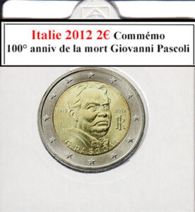 À la brocante, j'ai trouvé une pièce italienne de 2 euros de 2012, commémorant le 100e anniversaire de la mort de Giovanni Pascoli, en parfait état. Ce poète célèbre est honoré par un design finement détaillé. À côté, une caméra vintage capturait des moments uniques, une radio ancienne diffusait des récits littéraires italiens, tandis qu'un livre ancien de poésie enrichissait cette découverte culturelle et historique.