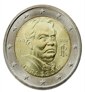 À la brocante, j'ai trouvé une pièce italienne de 2 euros de 2012, commémorant le 100e anniversaire de la mort de Giovanni Pascoli, en parfait état. Ce poète célèbre est honoré par un design finement détaillé. À côté, une caméra vintage capturait des moments uniques, une radio ancienne diffusait des récits littéraires italiens, tandis qu'un livre ancien de poésie enrichissait cette découverte culturelle et historique.