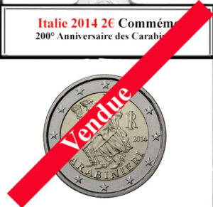 À la brocante, j'ai trouvé une pièce italienne de 2 euros de 2014, neuve et brillante, célébrant le 200e anniversaire des Carabiniers. Son design honorait fièrement cette institution emblématique. À côté, une caméra vintage capturait des moments uniques, une radio ancienne diffusait des récits historiques italiens, tandis qu'un livre ancien sur l'histoire militaire enrichissait cette découverte culturelle et historique passionnante.