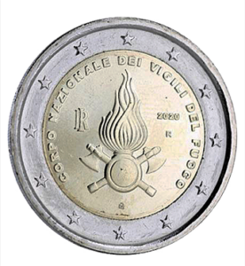 À la brocante, j'ai découvert une pièce italienne de 2 euros de 2020, commémorant les 80 ans du corps des sapeurs-pompiers, en parfait état. Son design honorait fièrement cette institution vitale. À côté, une caméra vintage capturait des moments uniques, une radio ancienne diffusait des récits historiques italiens, tandis qu'un livre ancien sur l'évolution des services d'urgence enrichissait cette découverte culturelle et historique fascinante.