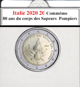 À la brocante, j'ai trouvé une pièce italienne de 2 euros de 2020, commémorant les 80 ans du corps des sapeurs-pompiers, en excellent état. Son design honorait fièrement cette institution essentielle. À côté, une caméra vintage capturait des moments uniques, une radio ancienne diffusait des récits historiques italiens, tandis qu'un livre ancien sur l'histoire des services d'urgence enrichissait cette découverte culturelle et historique remarquable.