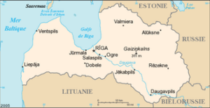 À la brocante, j'ai découvert une collection d'euros comprenant une pièce lettonne ornée d'une carte du pays, en parfait état. Cette pièce détaillée mettait en valeur la géographie de la Lettonie. À côté, une caméra vintage capturait des moments uniques, une radio ancienne diffusait des récits historiques lettons, tandis qu'un livre ancien sur la géographie et l'histoire de la Lettonie enrichissait cette trouvaille culturelle et historique.