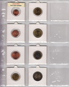 À la brocante, j'ai trouvé une série complète de pièces d'euros lituaniennes de 2015, neuves et impeccables. Cette collection captivait par son éclat et ses détails précis. À côté, une caméra vintage immortalisait des moments précieux, une radio ancienne diffusait des mélodies traditionnelles, et un livre ancien sur l'histoire de la Lituanie ajoutait une profondeur culturelle et historique à cette découverte fascinante.