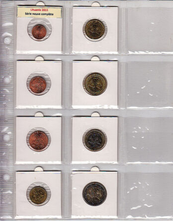 À la brocante, j'ai trouvé une série complète de pièces d'euros lituaniennes de 2015, neuves et impeccables. Cette collection captivait par son éclat et ses détails précis. À côté, une caméra vintage immortalisait des moments précieux, une radio ancienne diffusait des mélodies traditionnelles, et un livre ancien sur l'histoire de la Lituanie ajoutait une profondeur culturelle et historique à cette découverte fascinante.