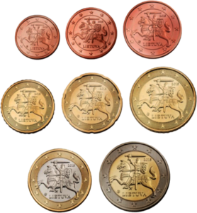 À la brocante, j'ai trouvé une série complète de pièces d'euros lituaniennes de 2015, neuves et préservées dans une pochette transparente. Cette collection captivait par son éclat et son authenticité. À côté, une caméra vintage capturait des moments uniques, une radio ancienne diffusait des récits lituaniens, tandis qu'un livre ancien sur l'histoire monétaire de la Lituanie enrichissait cette découverte culturelle et historique.